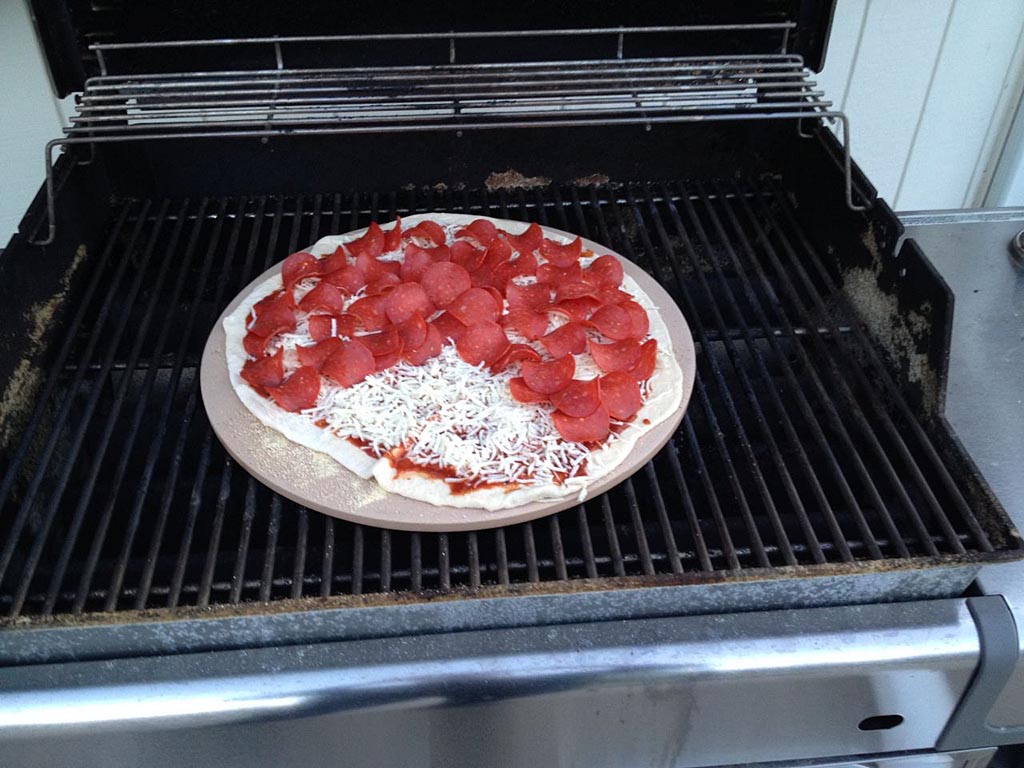 Haast je Actief Vooruitgang Grilling Pizza On A Weber Genesis - The Virtual Weber Gas Grill