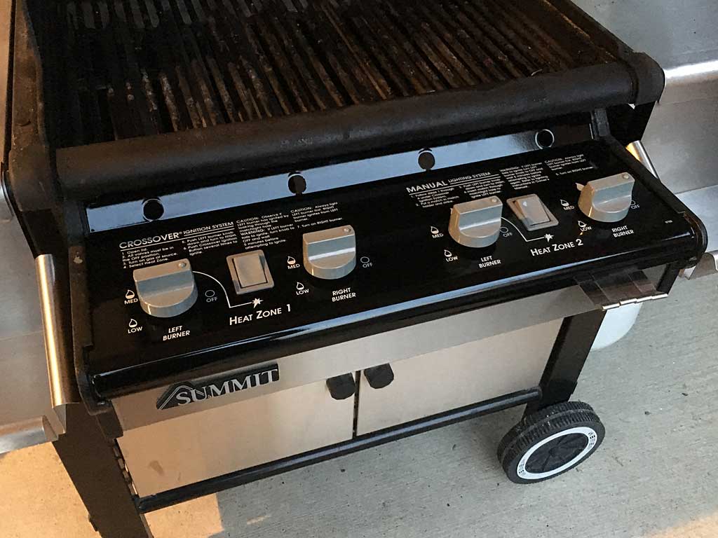 Image of Weber Summit 450 control panel and knobs